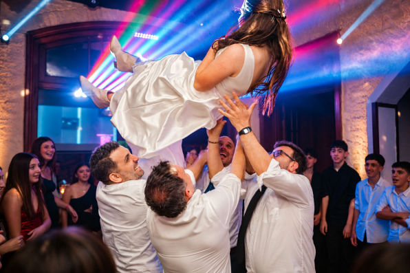 fotografia espontanea quinceañera tirandola para arriba 