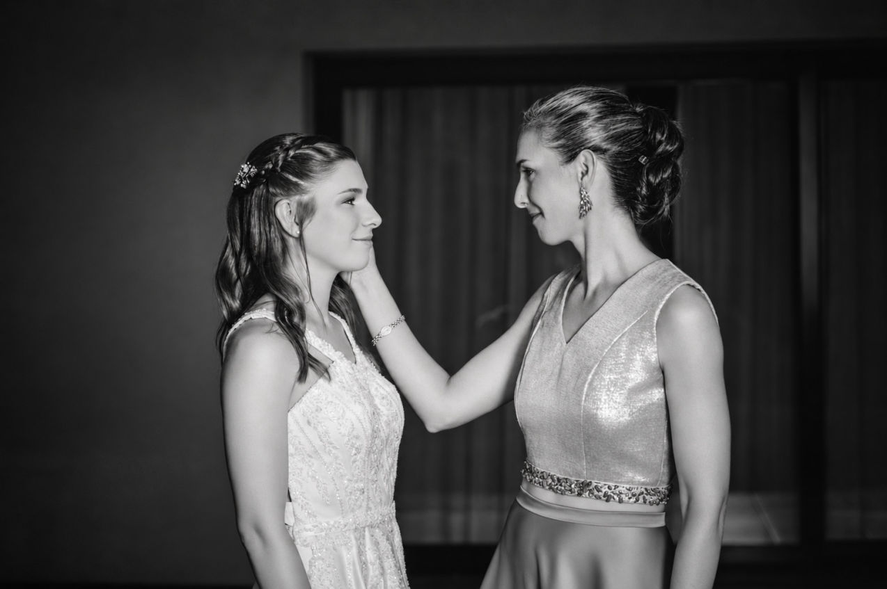 Fotografía momento de madre e hija cumple de 15